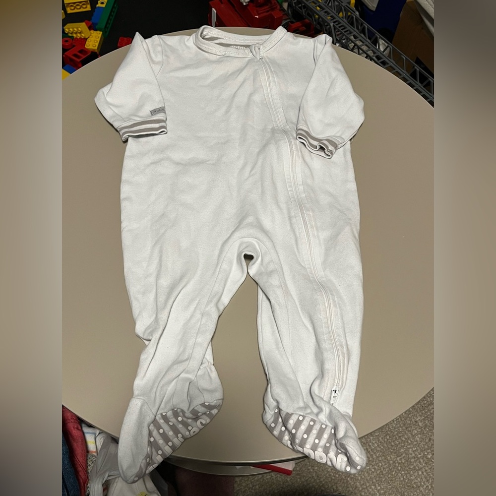 4/$20 JUDDLIES white and grey footed sleeper 6-12 months
